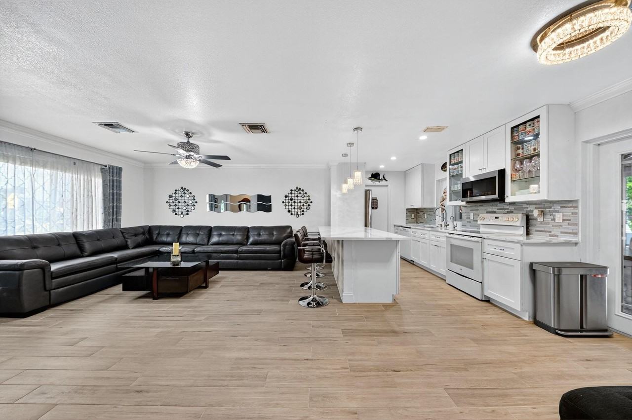 407 Highwood Cir - Photo 3 of 30