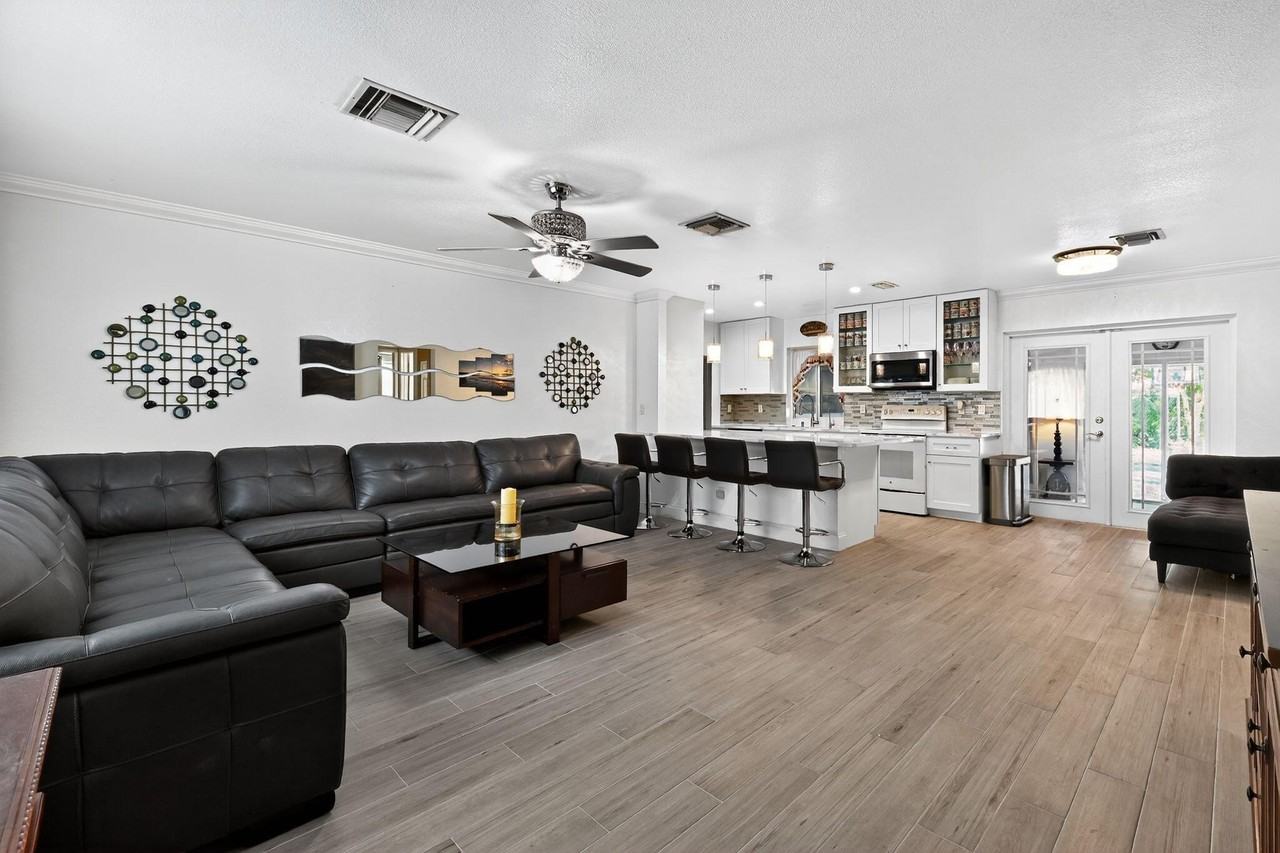 407 Highwood Cir - Photo 4 of 30