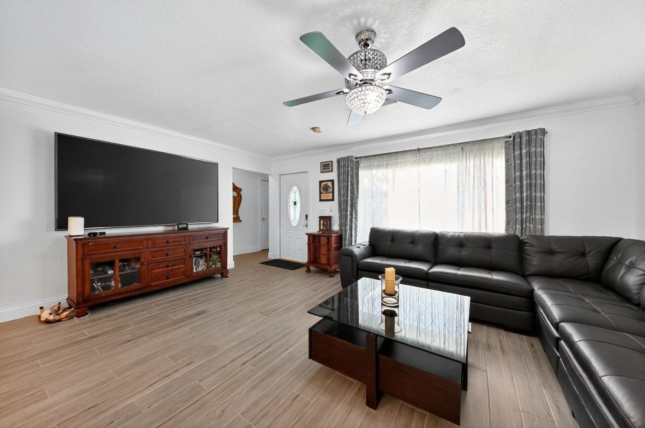 407 Highwood Cir - Photo 5 of 30