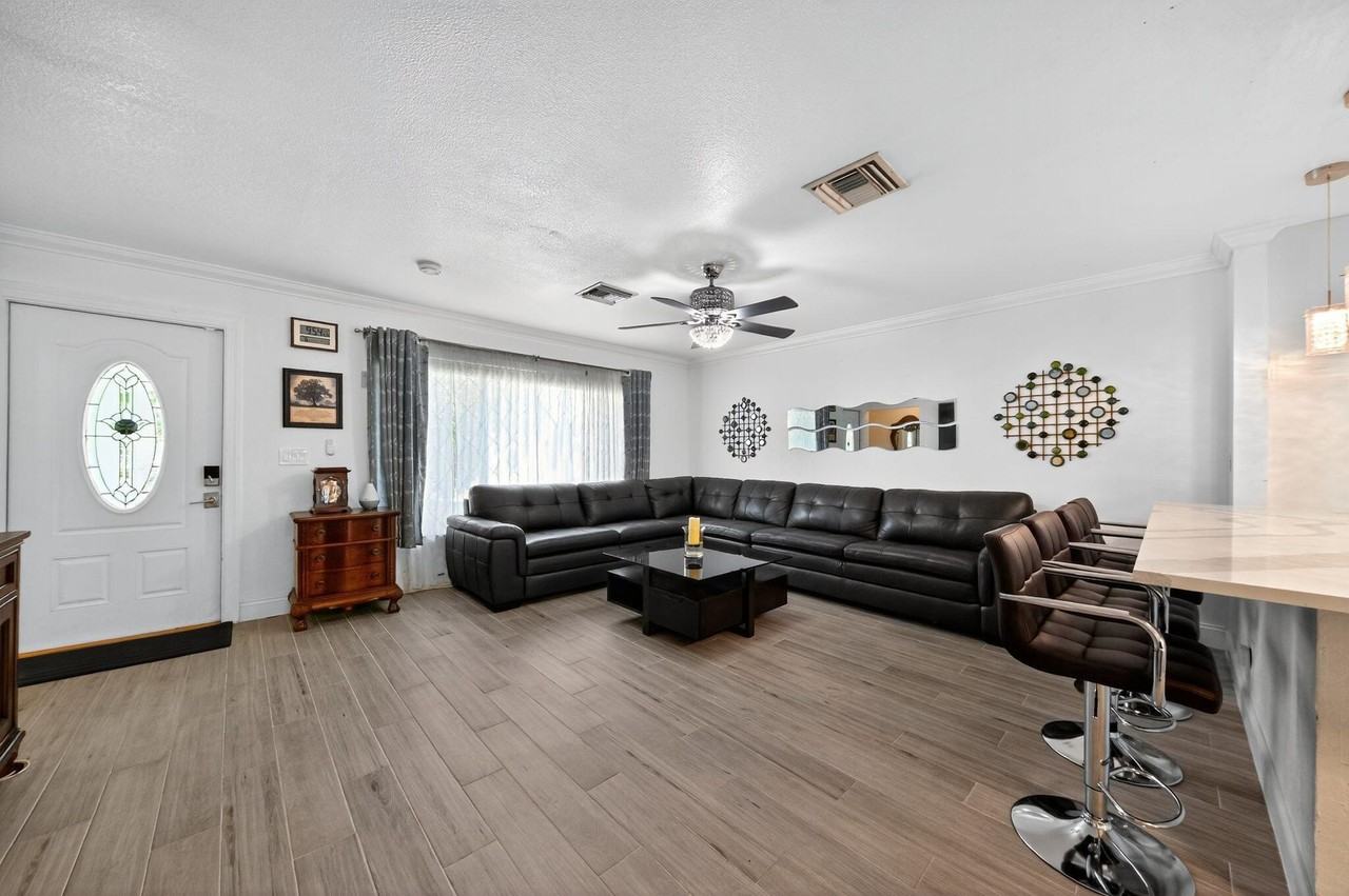 407 Highwood Cir - Photo 6 of 30