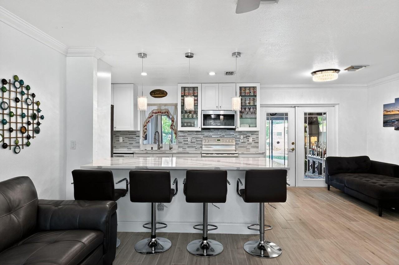 407 Highwood Cir - Photo 7 of 30