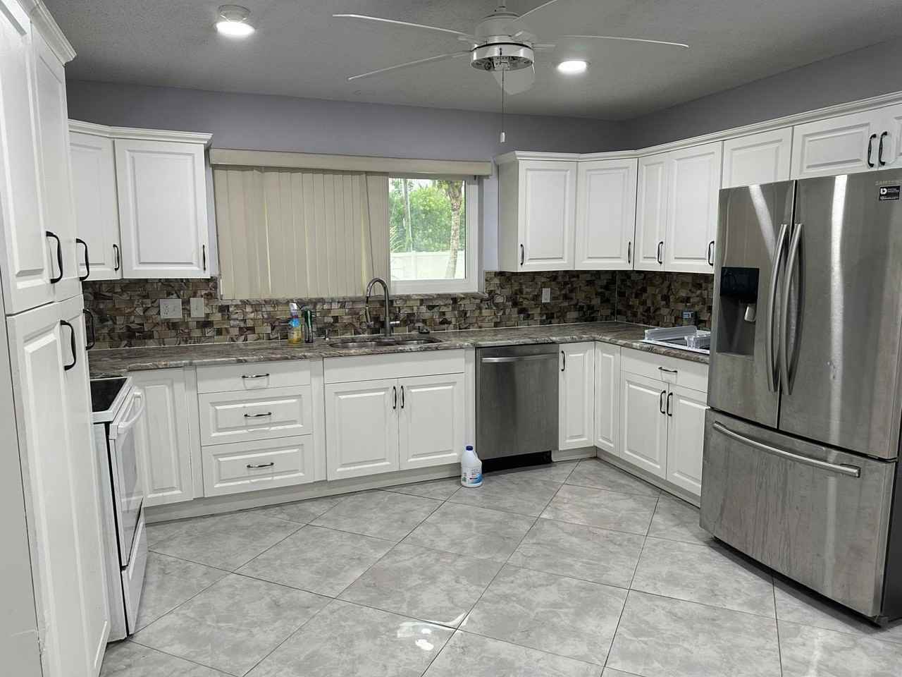 1616 Crandon Ave - Photo 3 of 4