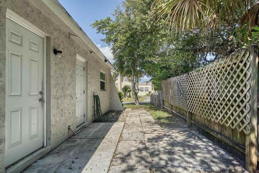 1320 Wellington St Apt A - Photo 3 of 21