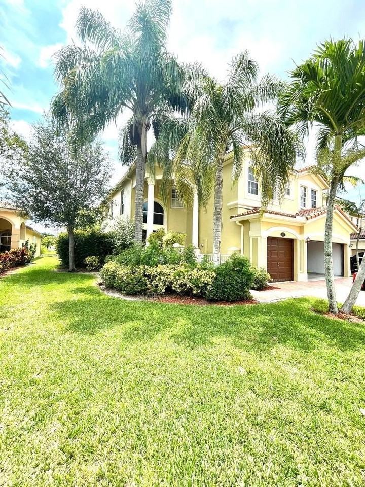 10454 Galleria St - Photo 2 of 23