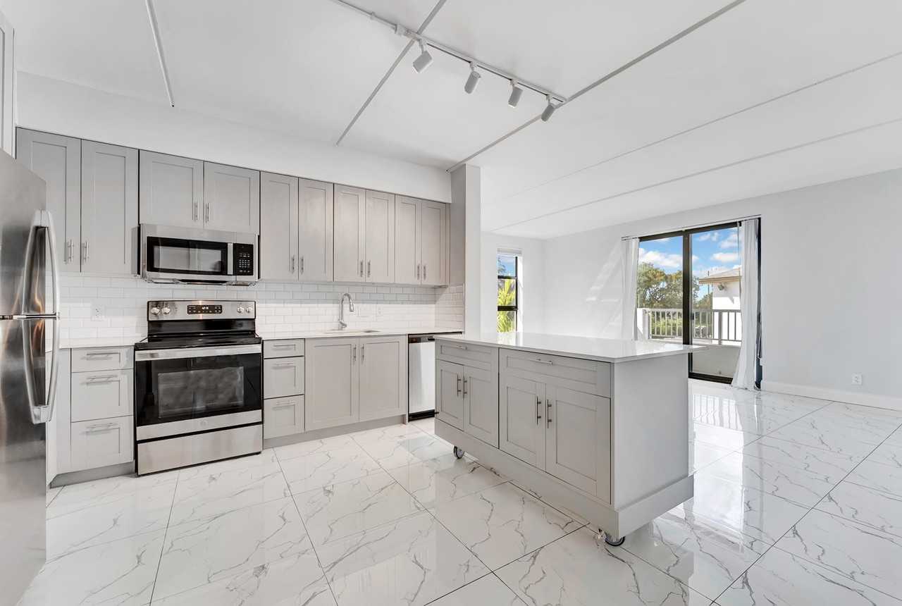 250 W Hidden Valley Blvd Unit 3 - Photo 3 of 28