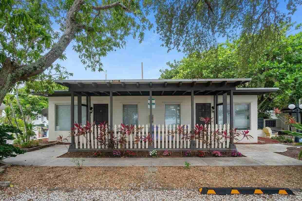 131 S Federal Hwy Apt 4 - Photo 2 of 17