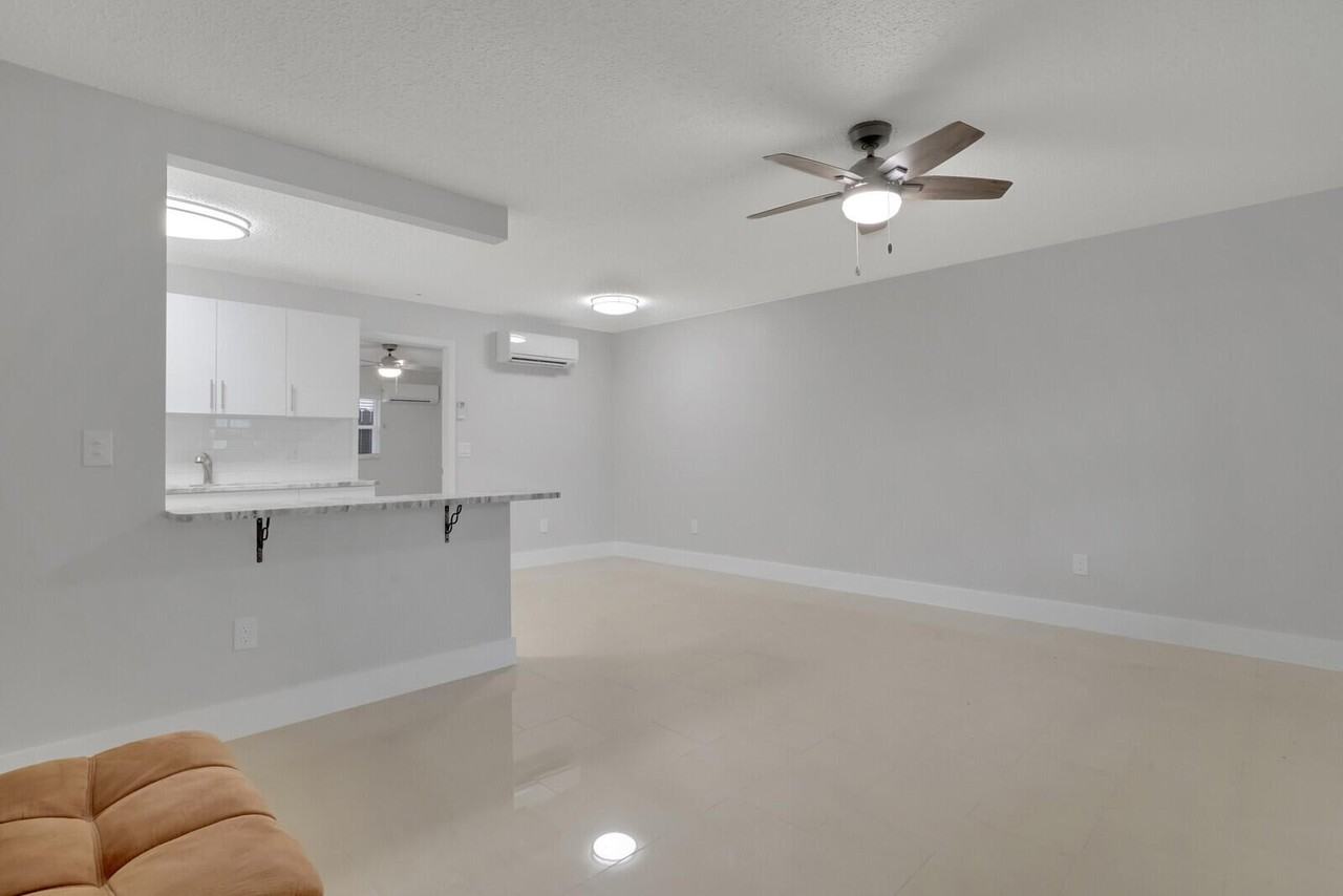 914 N Federal Hwy Apt 4 - Photo 2 of 18