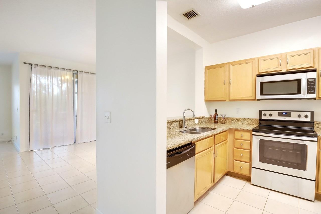 6420 Park Lake Cir - Photo 3 of 32