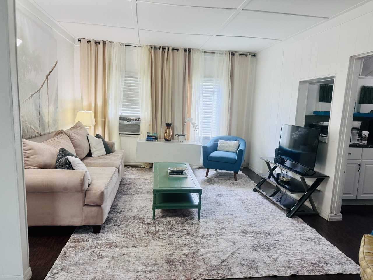 204 S M Street unit: Upstairs Unit - Photo 2 of 11