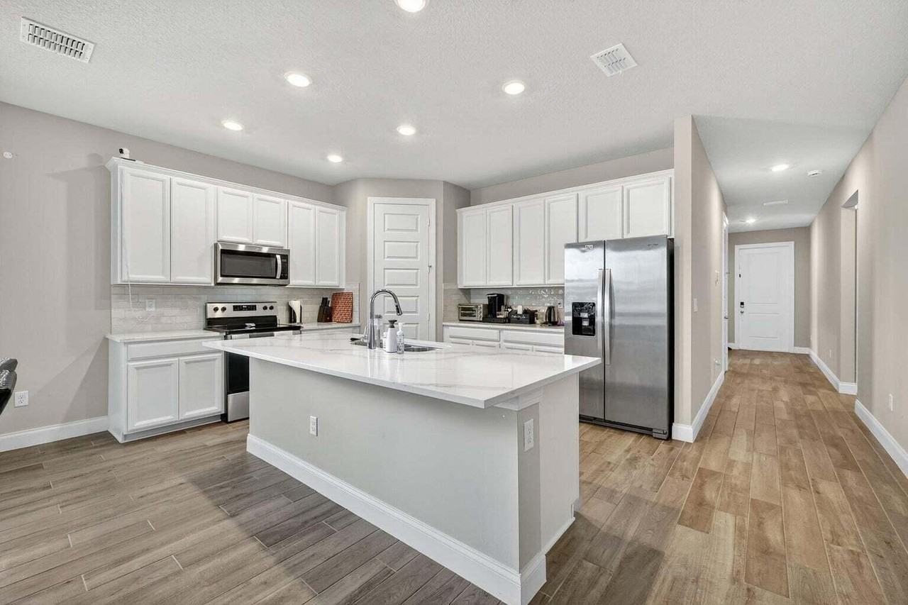 6544 Nw Cloverdale Ave - Photo 4 of 39