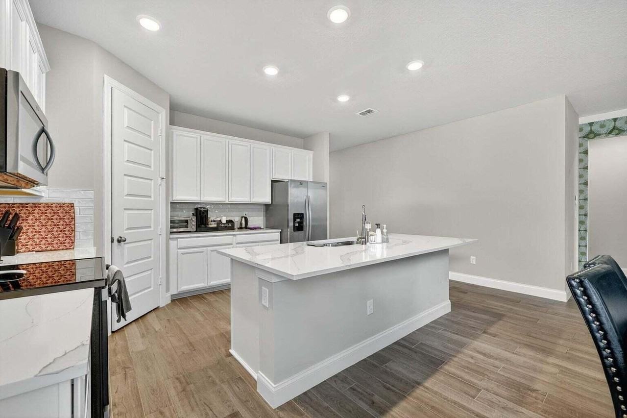 6544 Nw Cloverdale Ave - Photo 5 of 39