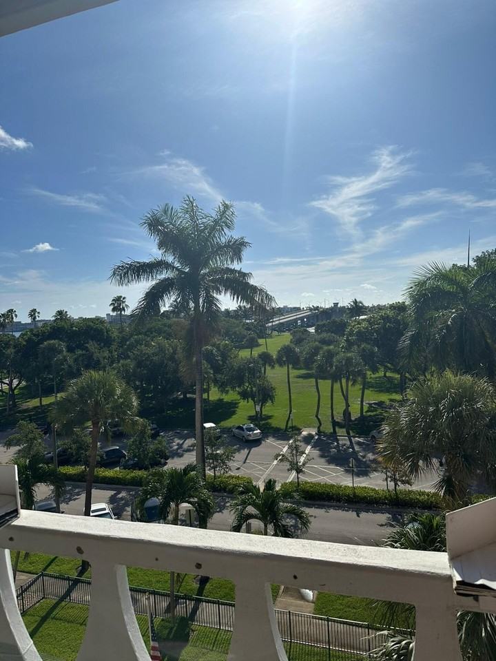 15 S Golfview Rd Apt 504 - Photo 3 of 5