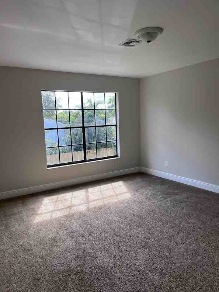 8760 Lyndall Ln - Photo 4 of 29