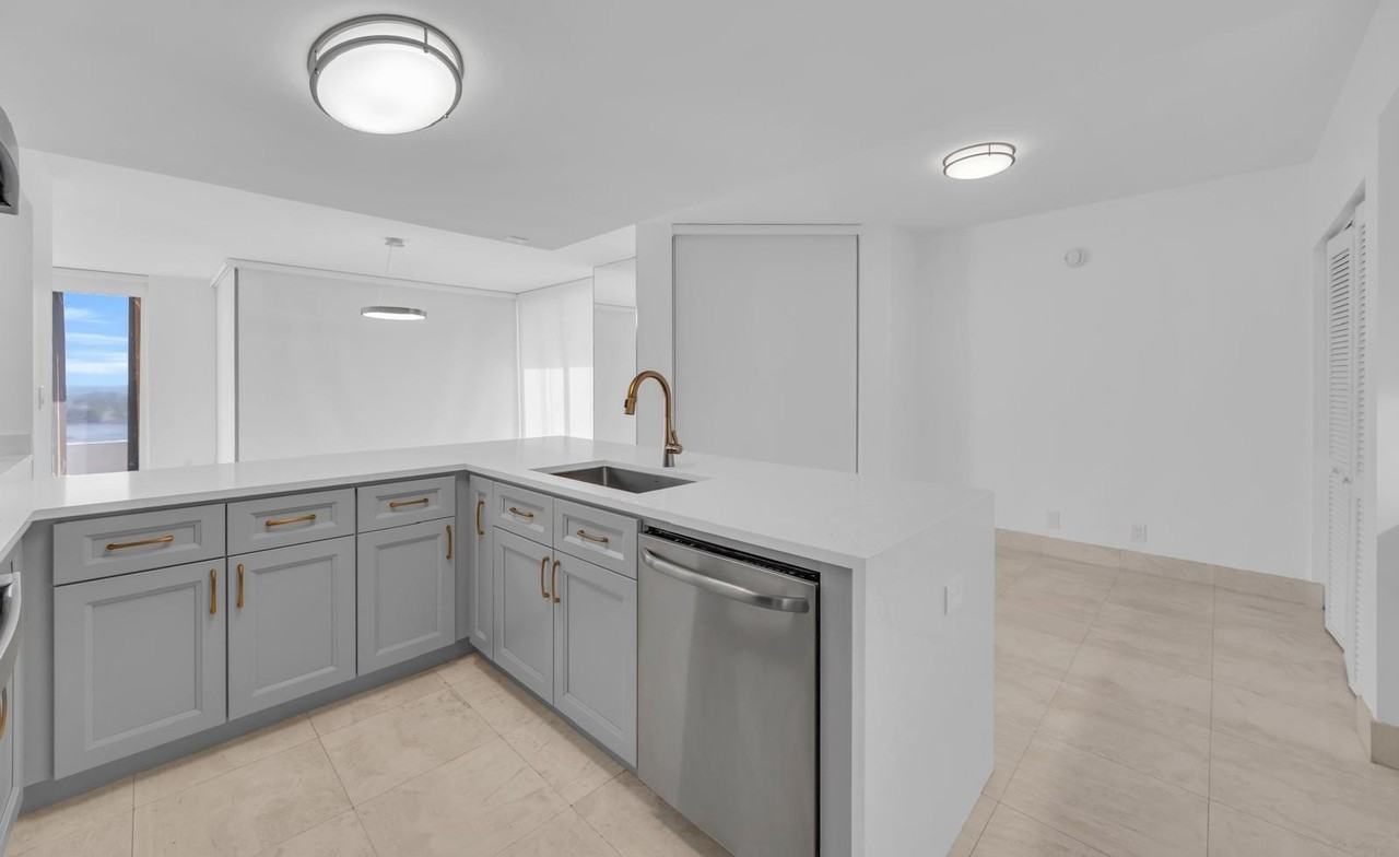 529 S Flagler Dr Apt 14h - Photo 3 of 19