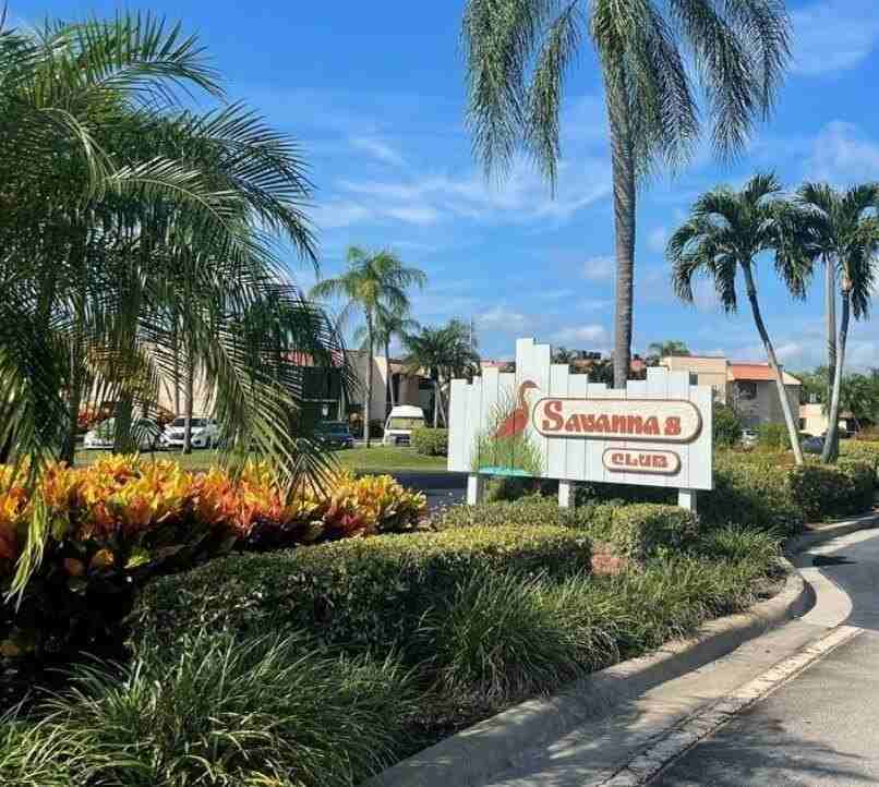 1971 Ne Collins Cir Apt 20 - Photo 3 of 9