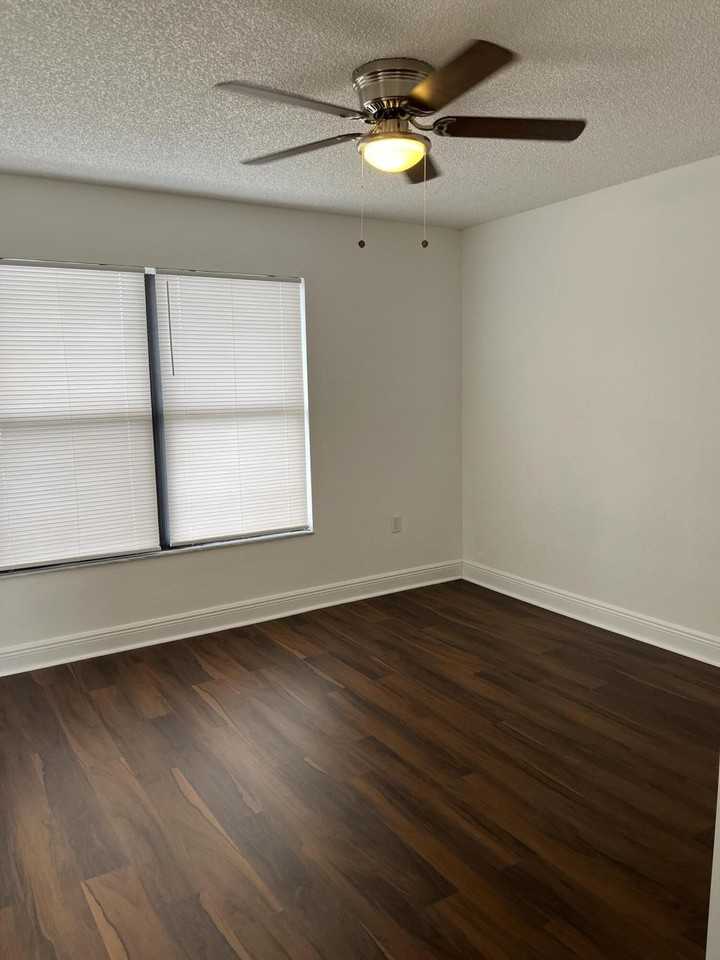 1522 Lake Crystal Dr Apt E - Photo 3 of 9