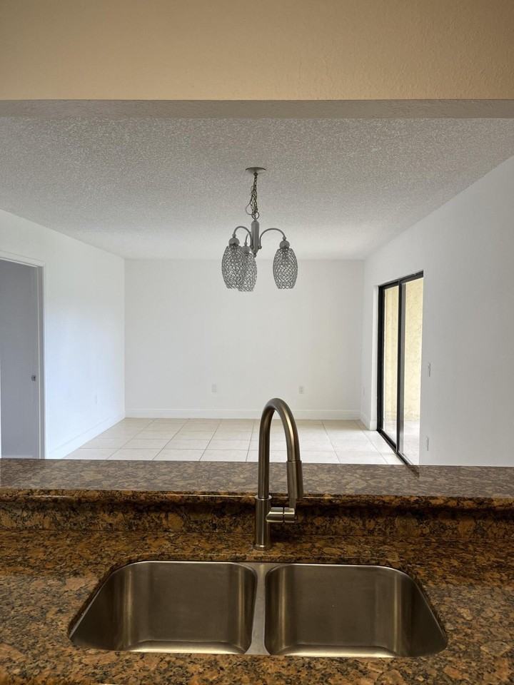 1522 Lake Crystal Dr Apt E - Photo 4 of 9