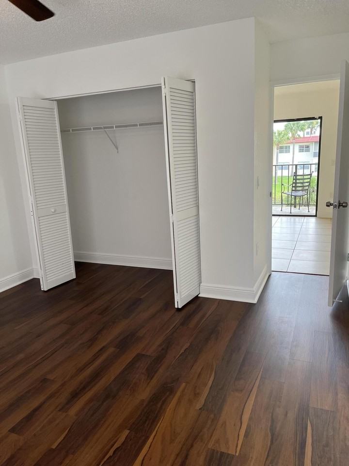 1522 Lake Crystal Dr Apt E - Photo 7 of 9