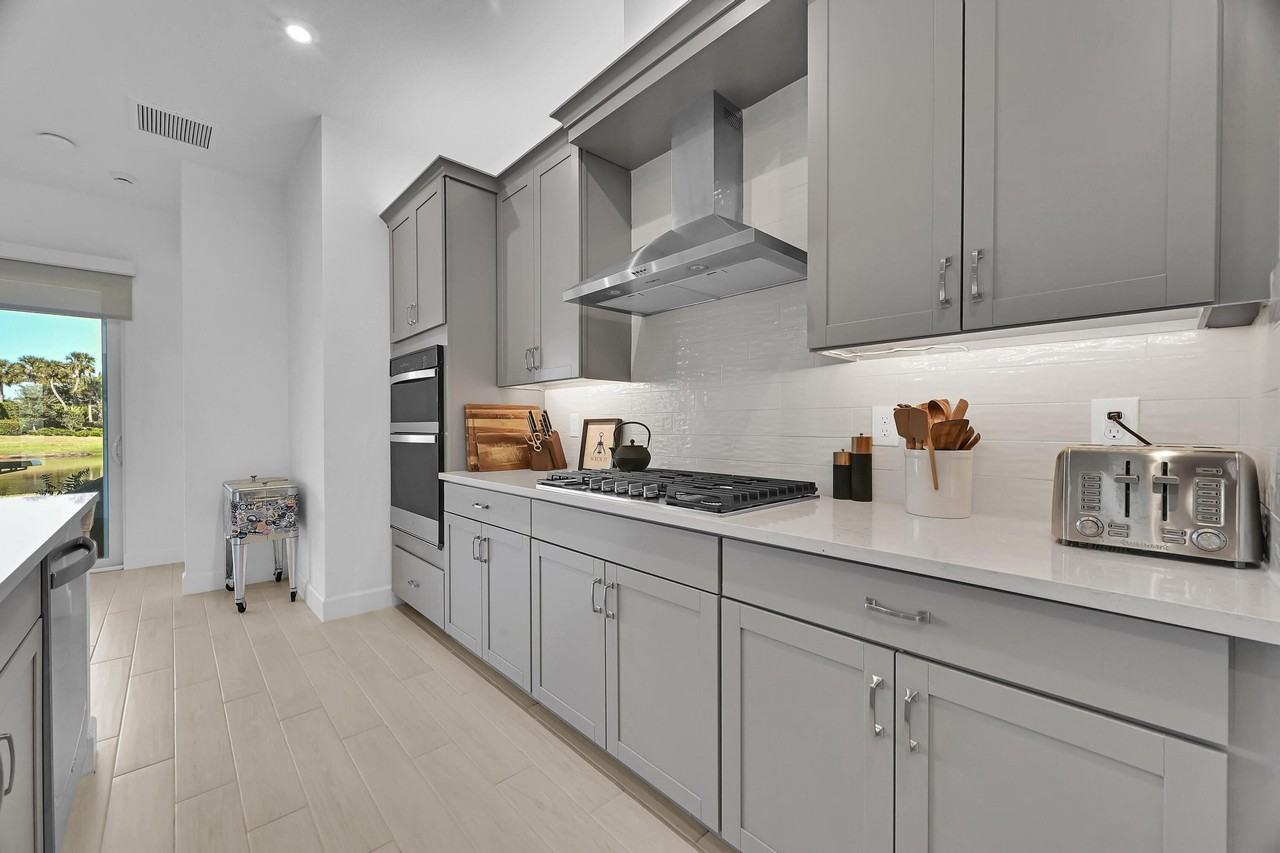 14185 Sw Daphne St - Photo 4 of 45