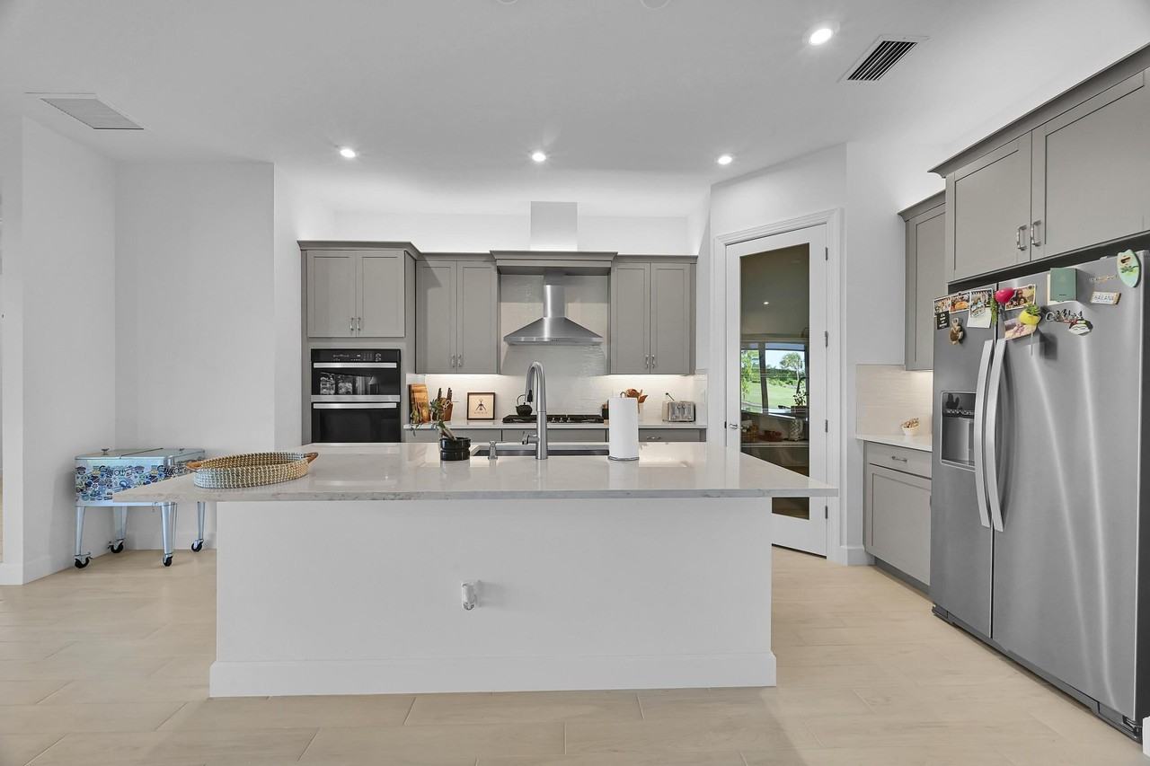 14185 Sw Daphne St - Photo 5 of 45