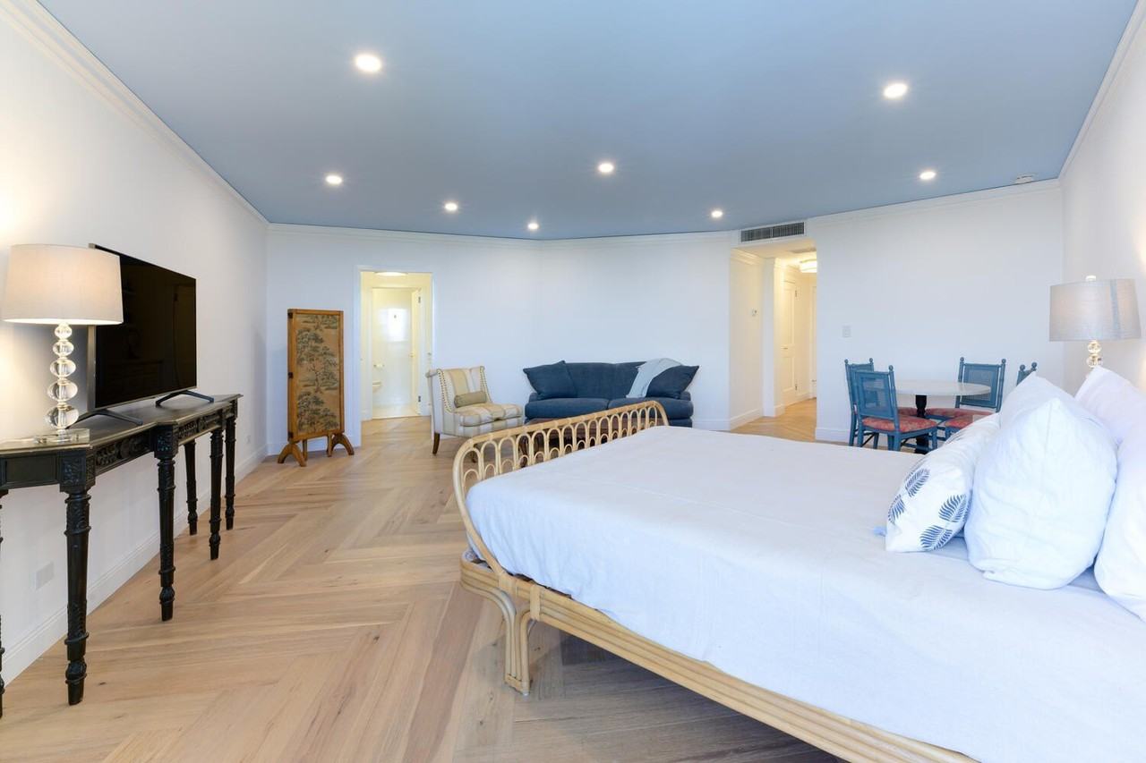 2800 N Flagler Dr Apt 913 - Photo 3 of 12