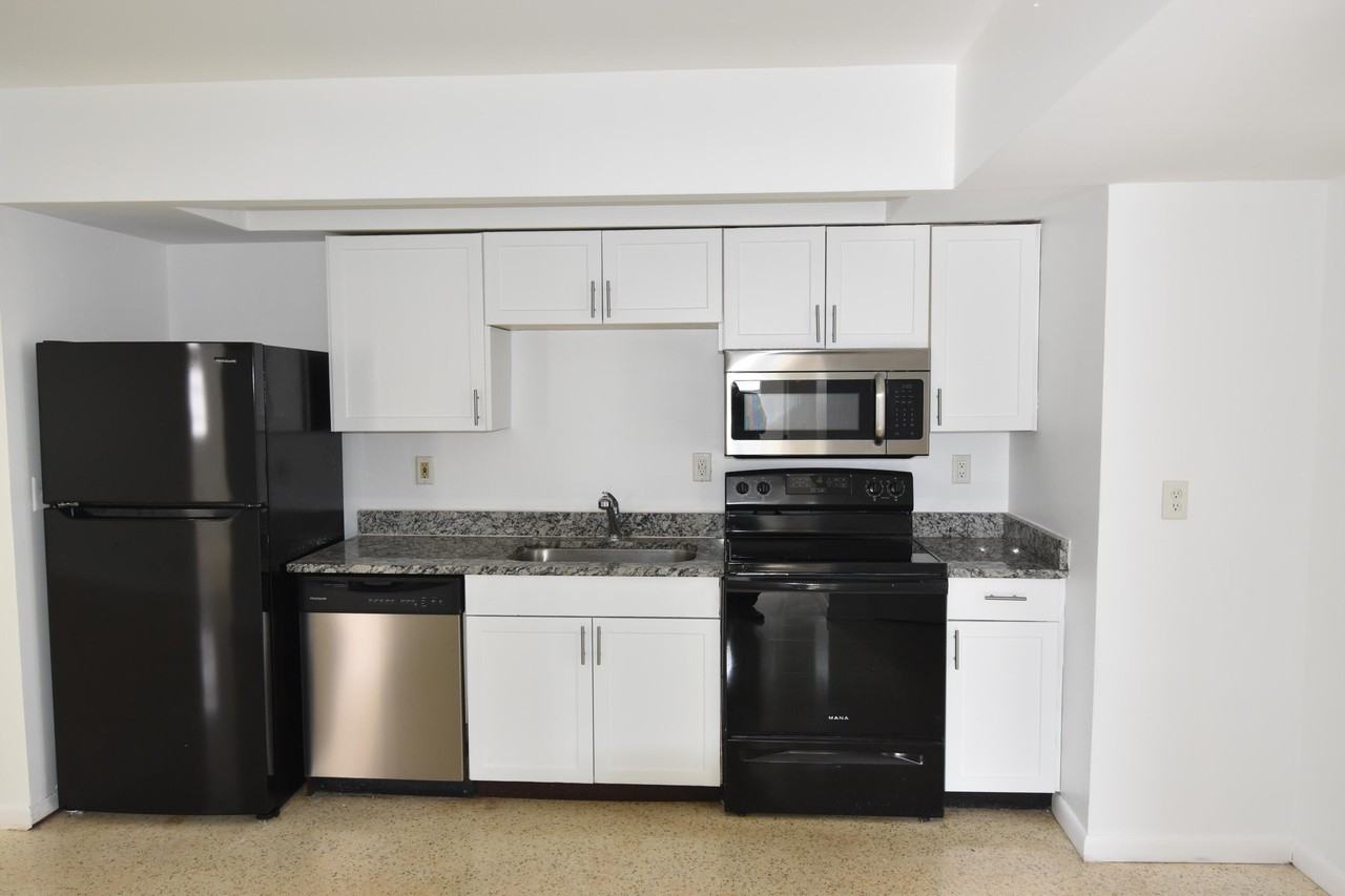 2472 Ne 5th Ave #2472 - Photo 3 of 15