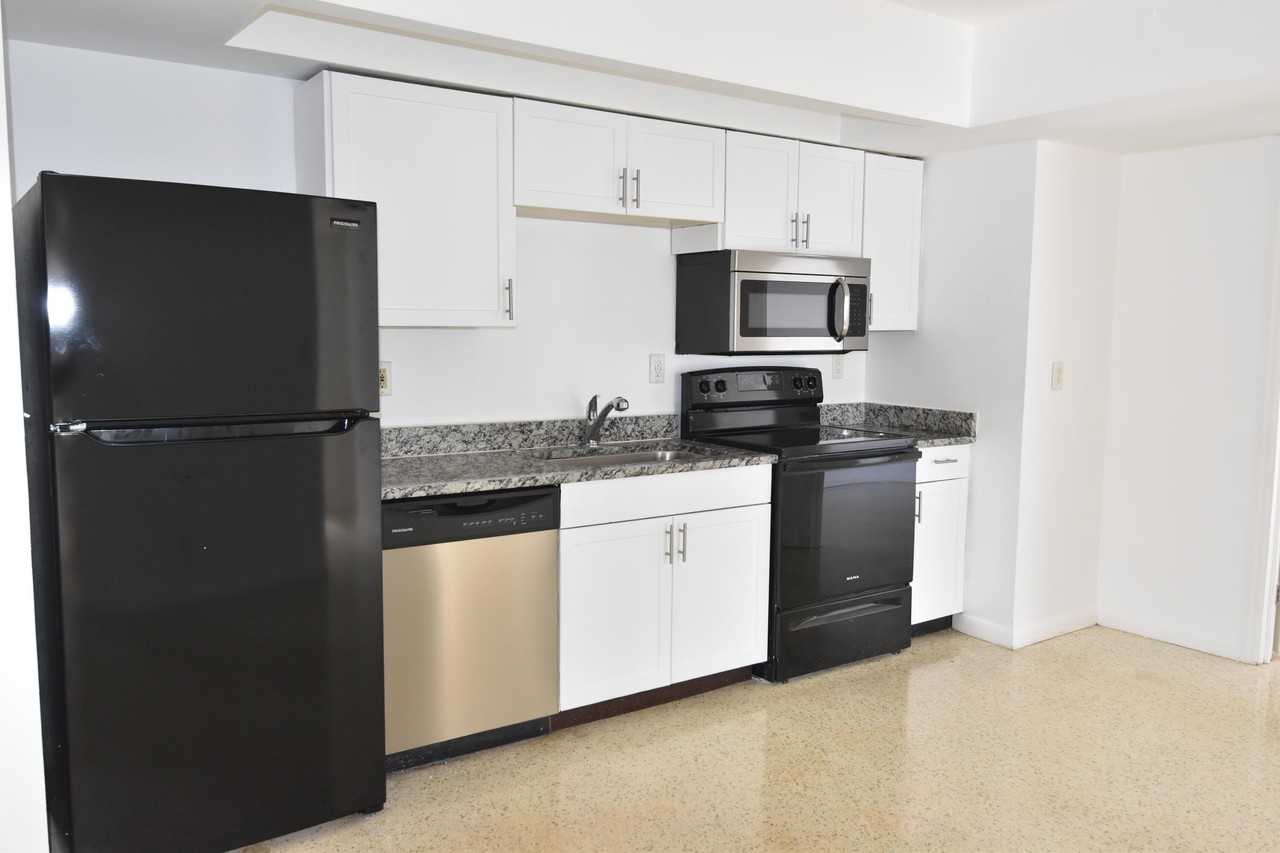 2472 Ne 5th Ave #2472 - Photo 4 of 15