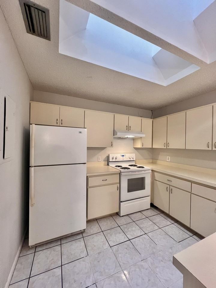 5330 Elmhurst Rd Apt G - Photo 3 of 22