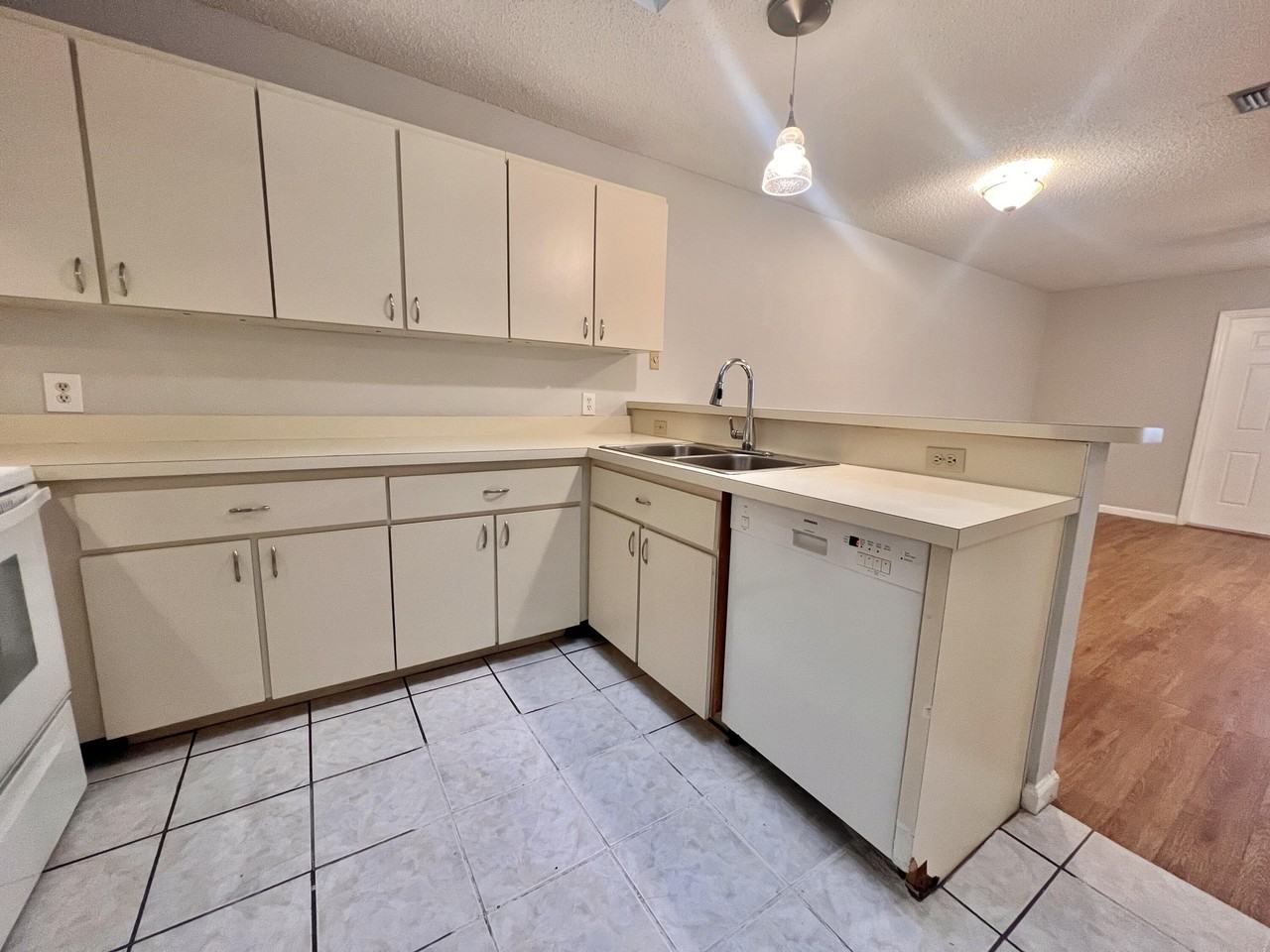 5330 Elmhurst Rd Apt G - Photo 6 of 22