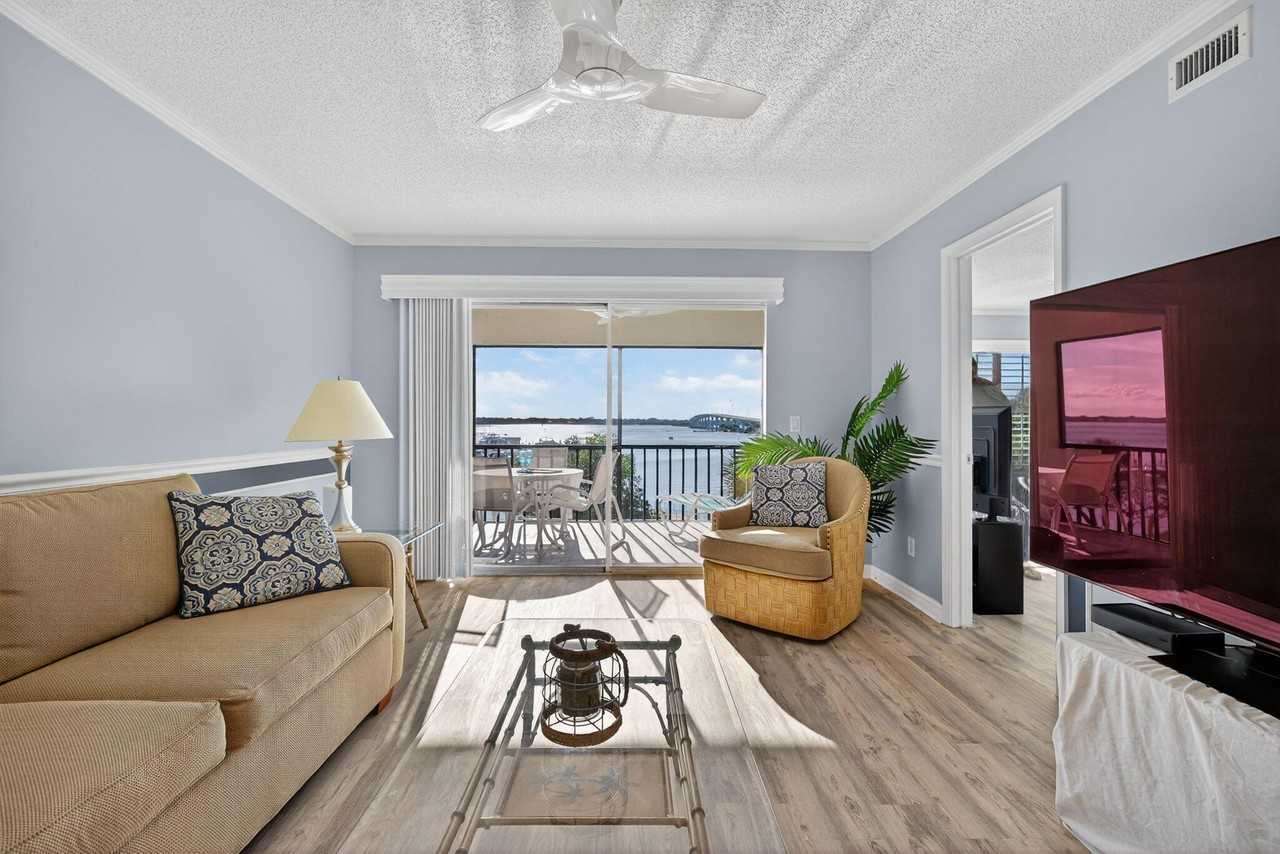 390 Ne Edgewater Dr Apt 403 - Photo 5 of 27