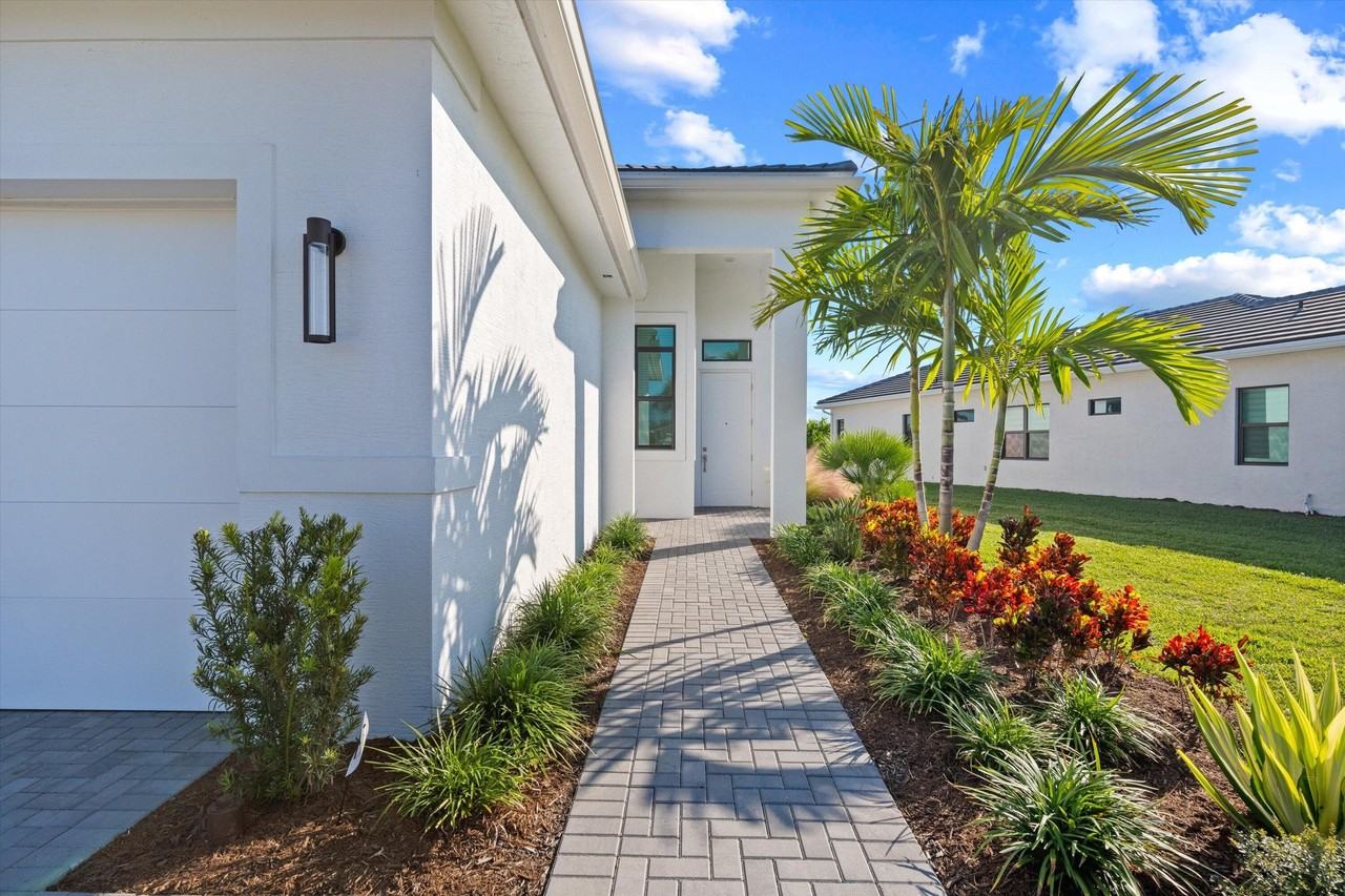 4823 Saint Armands Way - Photo 3 of 47