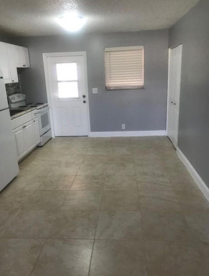 3556 William St - Photo 3 of 11
