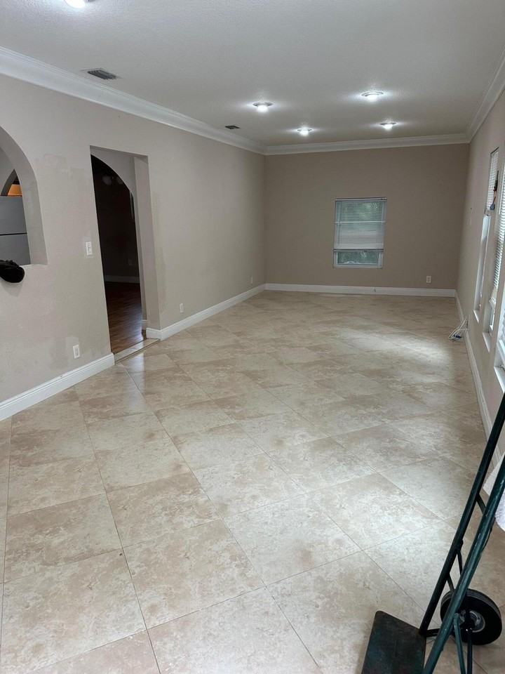 272 Sw 1st St Apt B - Photo 2 of 17