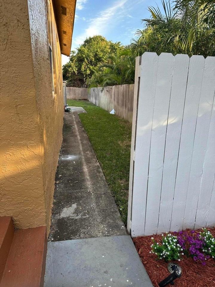 833 Briggs St - Photo 3 of 32