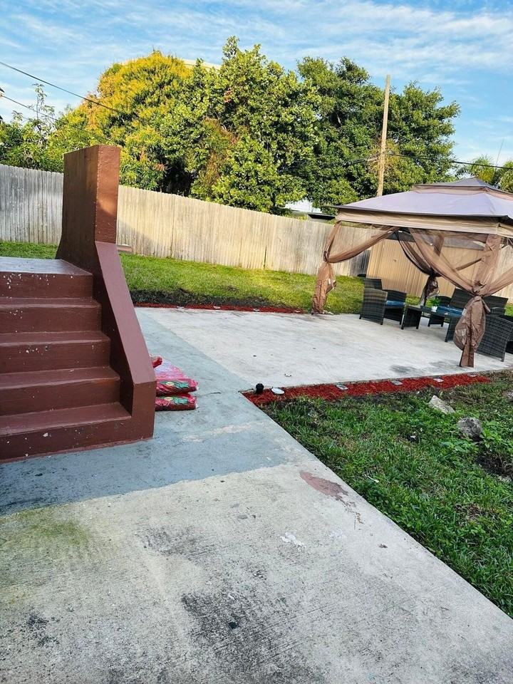 833 Briggs St - Photo 5 of 32