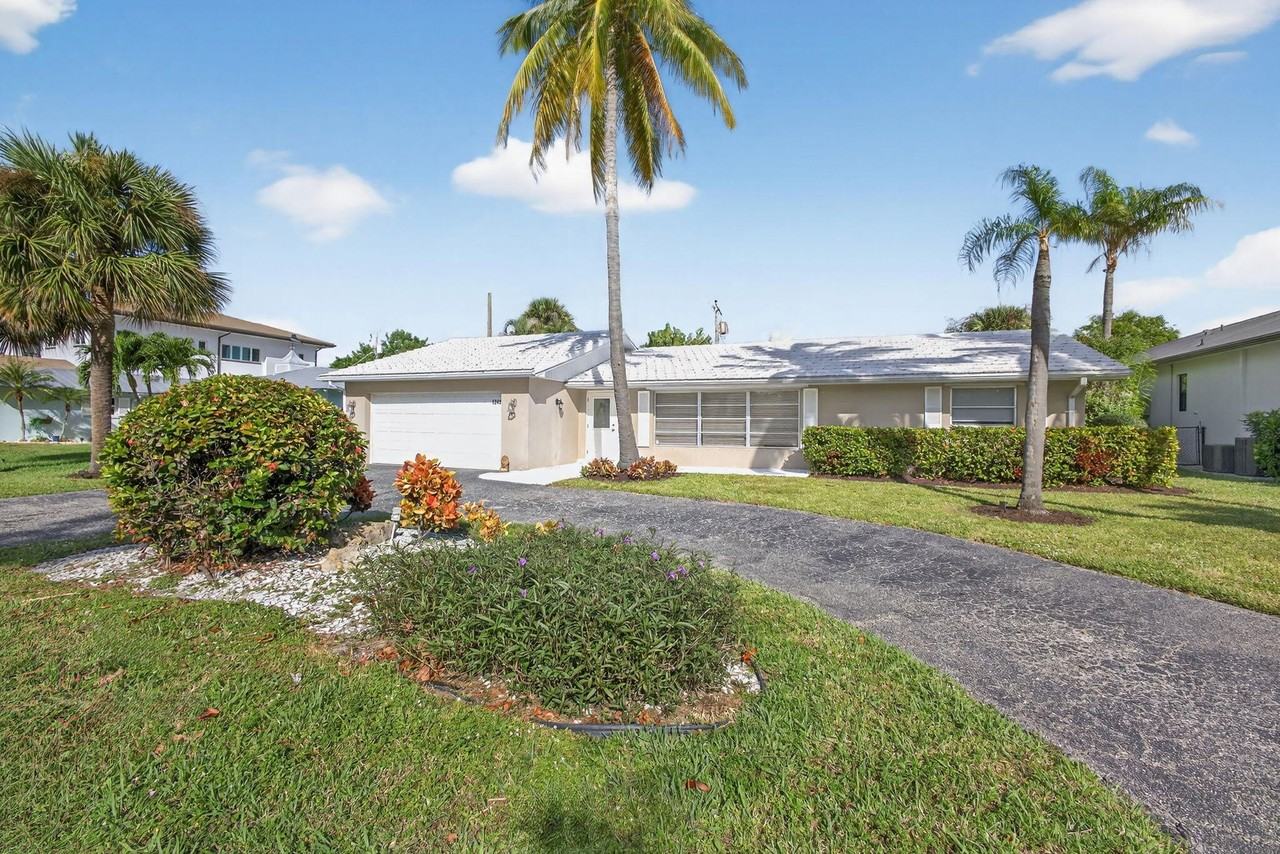 1242 N Harbor Dr - Photo 5 of 50