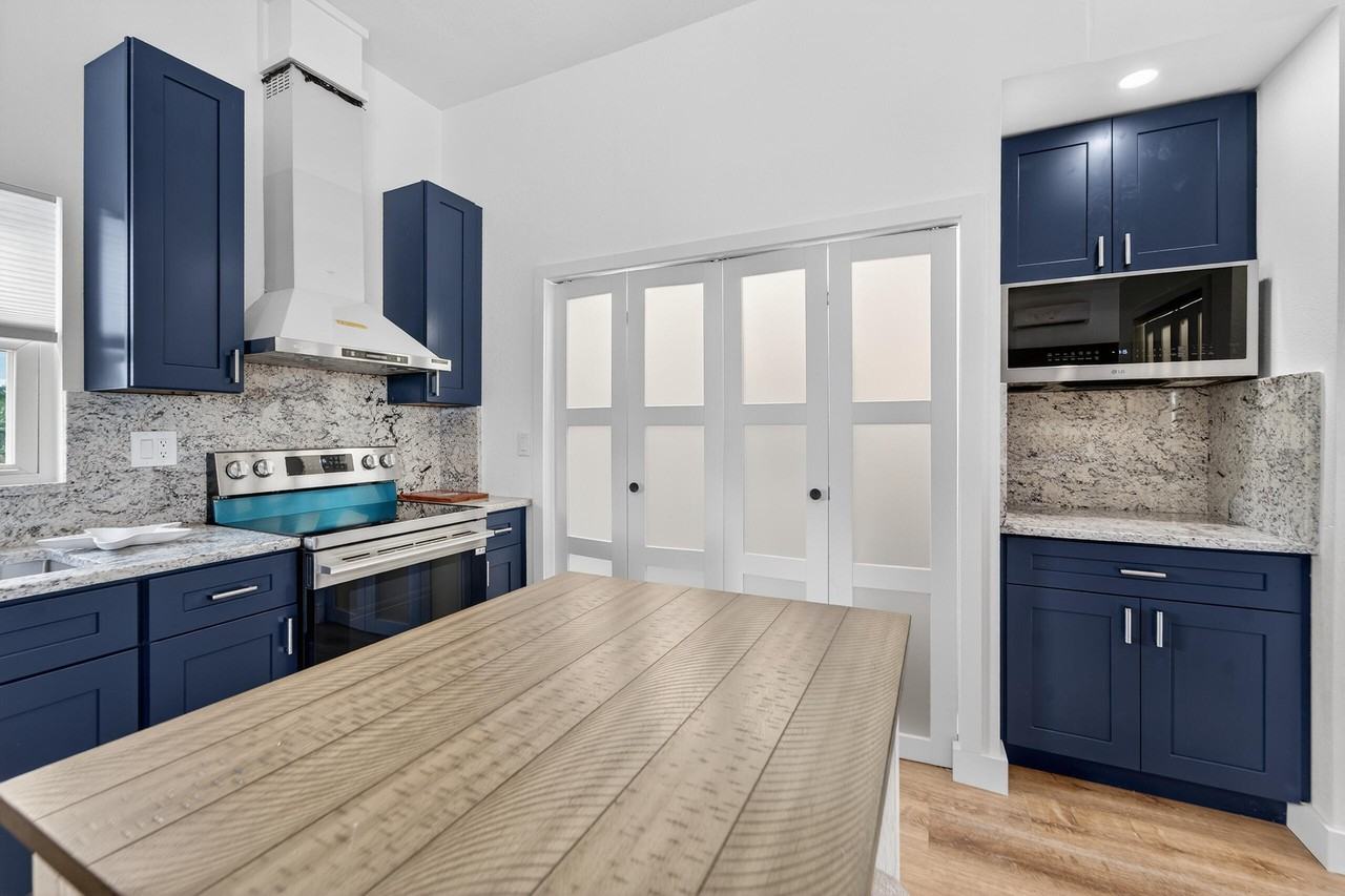 300 E 24th St - Photo 4 of 19