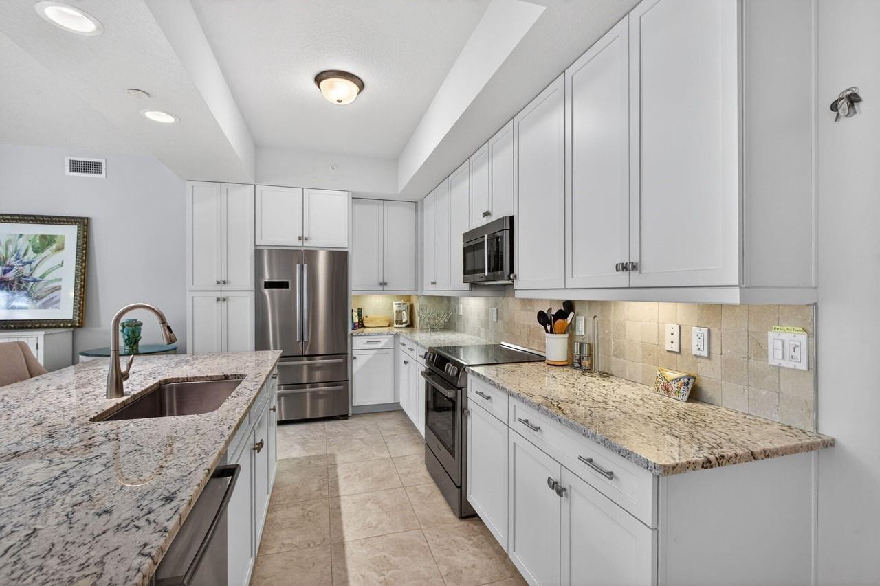 834 Bay Colony Dr S - Photo 7 of 50