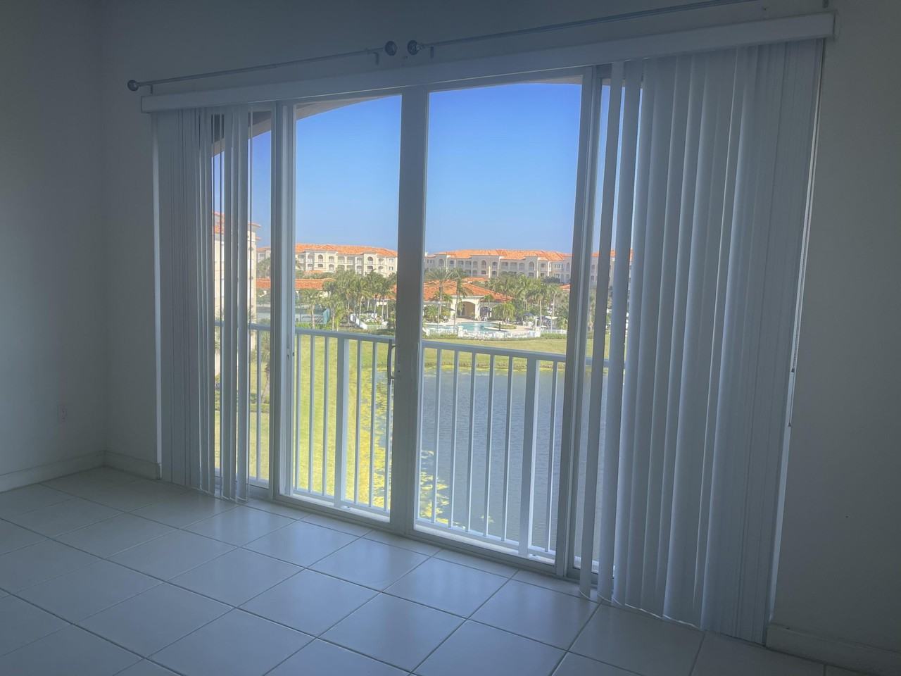 1 Harbour Isle Ph01 Drive E unit: 1 - Photo 2 of 7