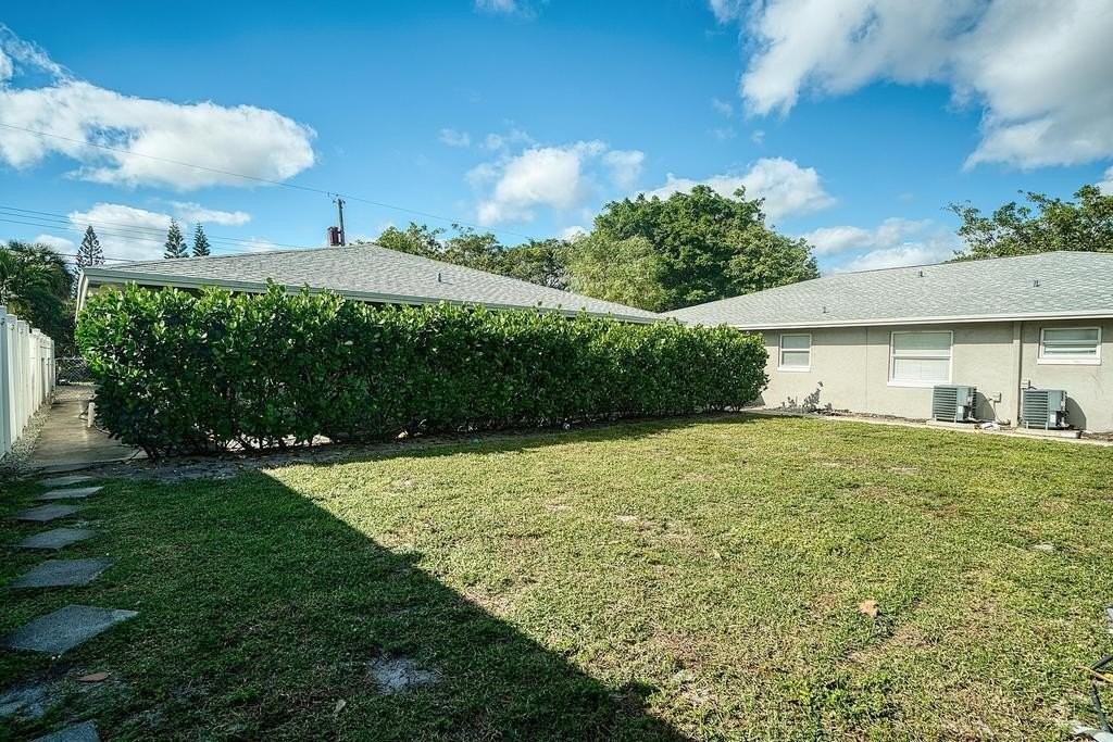 915 S N St - Photo 2 of 24