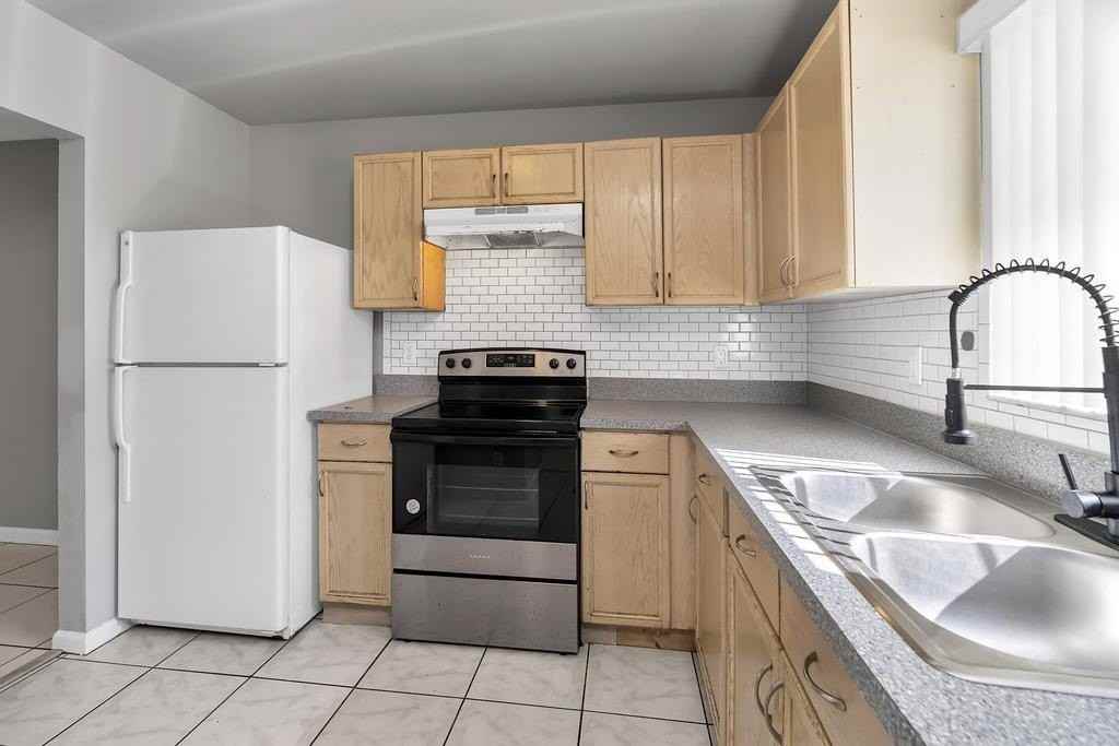 915 S N St - Photo 5 of 24