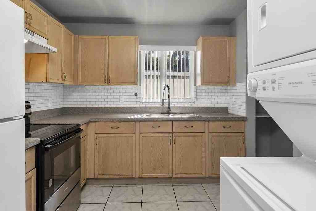 915 S N St - Photo 6 of 24