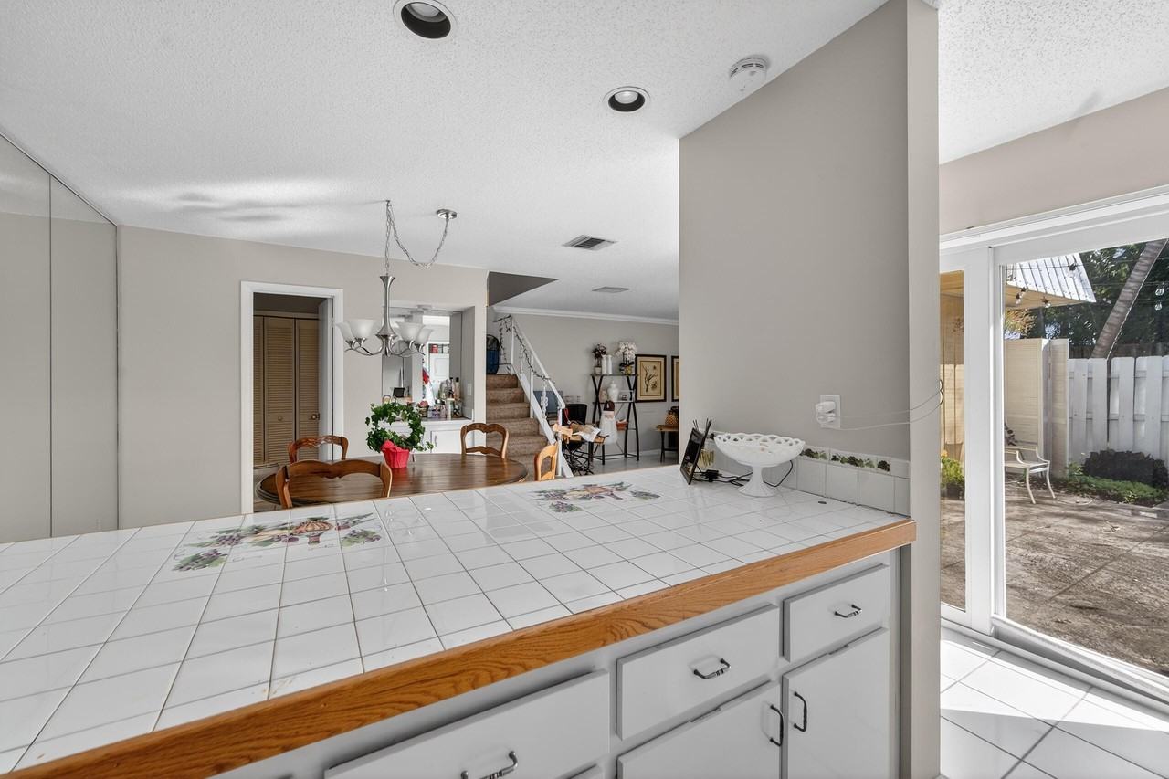 141 E Riverside Dr Apt 10d - Photo 7 of 35