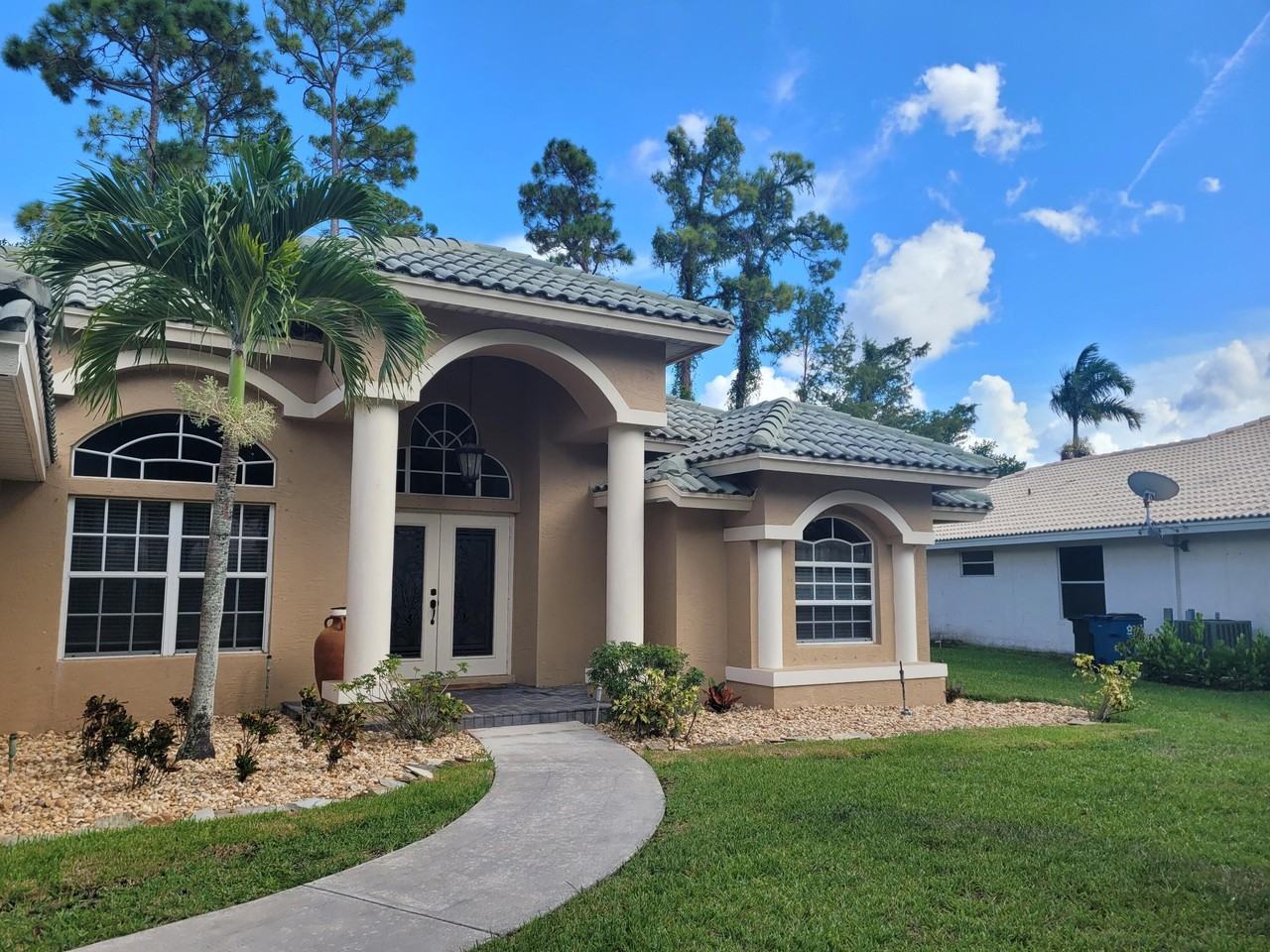 146 Fernwood Cres - Photo 3 of 43