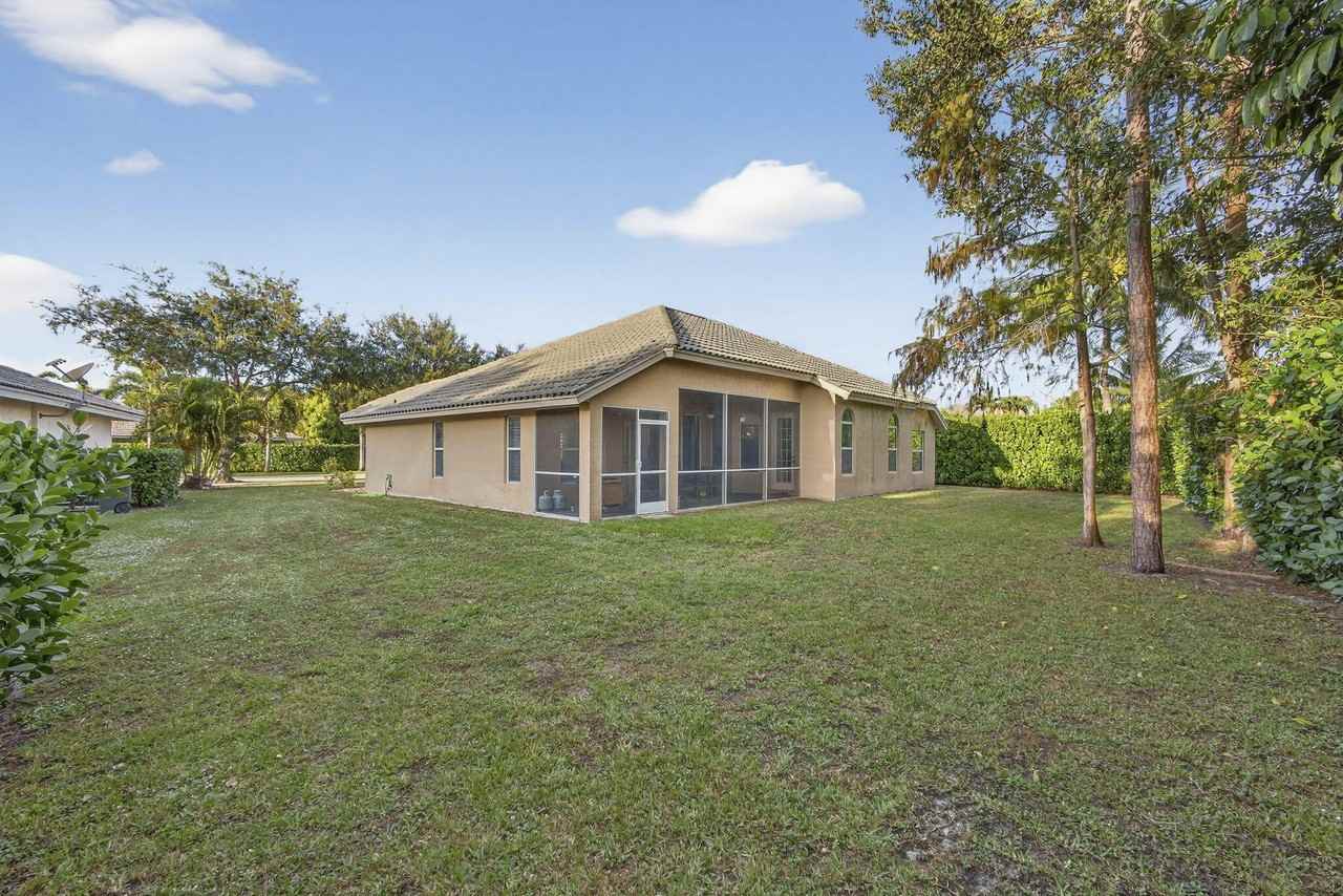 146 Fernwood Cres - Photo 5 of 43