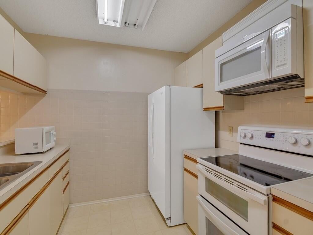 27 Plantation Dr Apt 202 - Photo 4 of 36