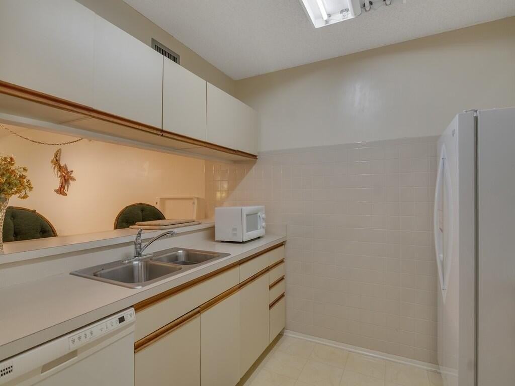 27 Plantation Dr Apt 202 - Photo 5 of 36