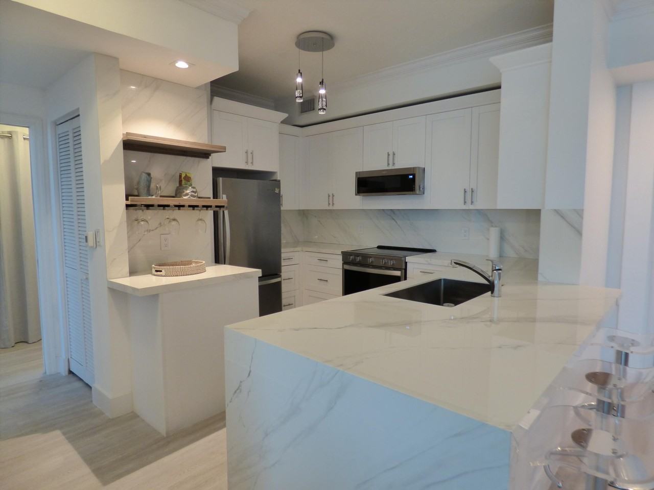 802 W Windward Way Apt 303 - Photo 4 of 34