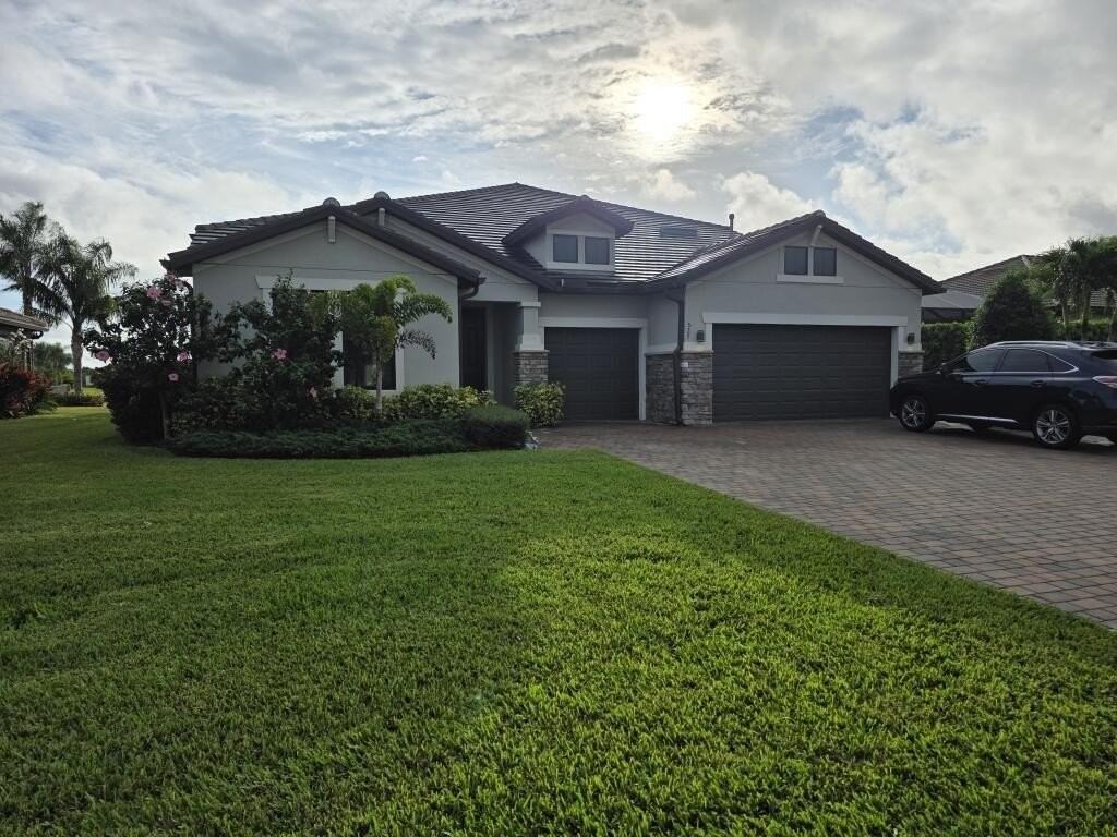 527 Se Vallarta Dr - Photo 2 of 50