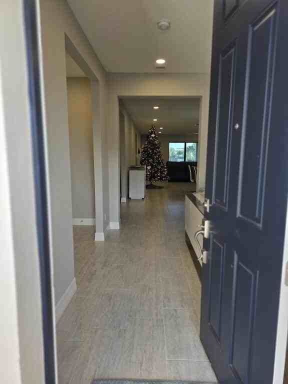 527 Se Vallarta Dr - Photo 3 of 50